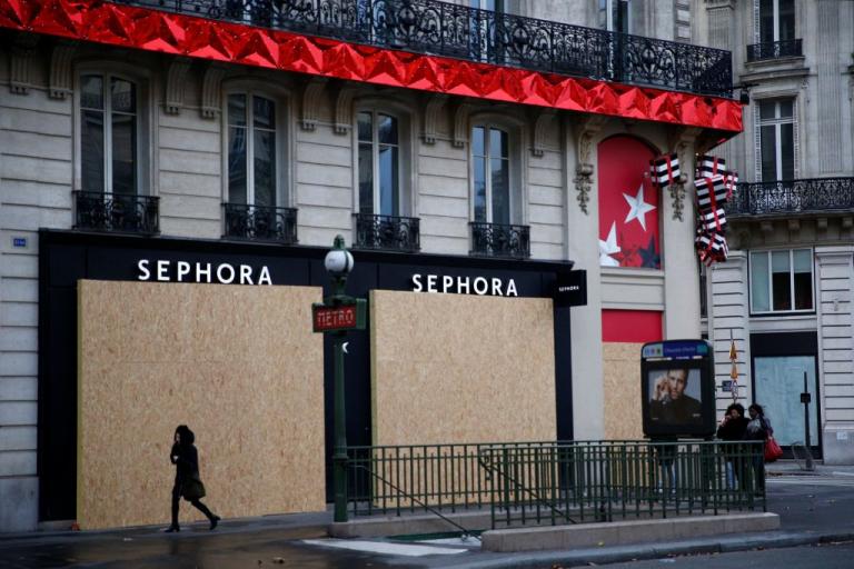 Σε κατάσταση πολιορκίας το Παρίσι, 34 συλλήψεις