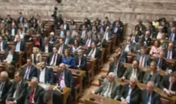 Καρφιά βουλευτών για Μαξίμου