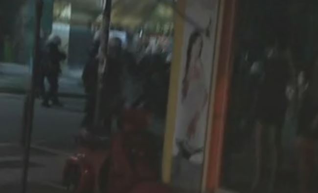 Προσαγωγές και σύλληψη μετά από συμπλοκή αντεξουσιαστών-χρυσαυγιτών