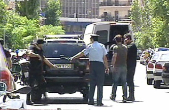 Παραδόθηκε ο ληστής που κρατούσε όμηρους σε τράπεζα του Πειραιά