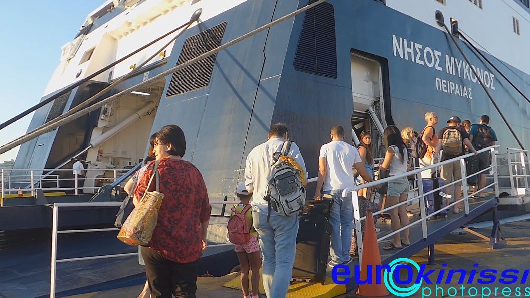 Πειραιάς: Η έξοδος των Αθηναίων συνεχίζεται