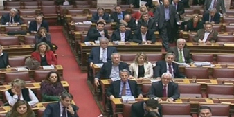 Διαγραφές 45 βουλευτών που δεν συντάχθηκαν στη γραμμή για το Μνημόνιο