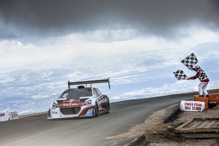 Ανάβαση Pikes Peak: Νέο παγκόσμιο ρεκόρ από τον Sebastien Loeb και την Peugeot