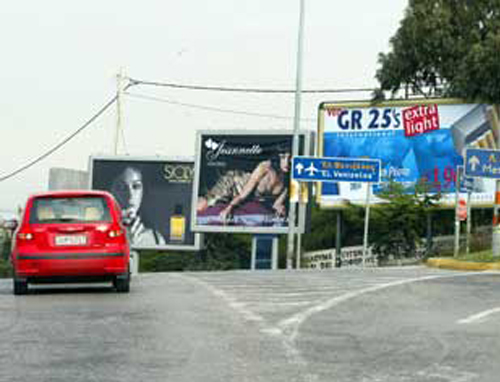 Και με καταγγελίες στο Διαδίκτυο το ξήλωμα παράνομων πινακίδων