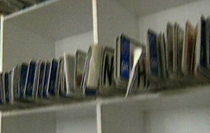 Παραδίδουν τις πινακίδες αυτοκινήτου λόγω… κρίσης