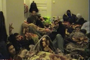 Ακατάλληλο το κτίριο που φιλοξενούνται οι μετανάστες, λέει η Επιτροπή Αλληλεγγύης