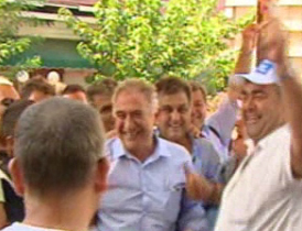 Εικόνες από τους συγκεντρωμένους βυτιοφορείς έξω από το Περοκέ κατά την ενημέρωσής τους από τον κ.Τζωρτζάτο