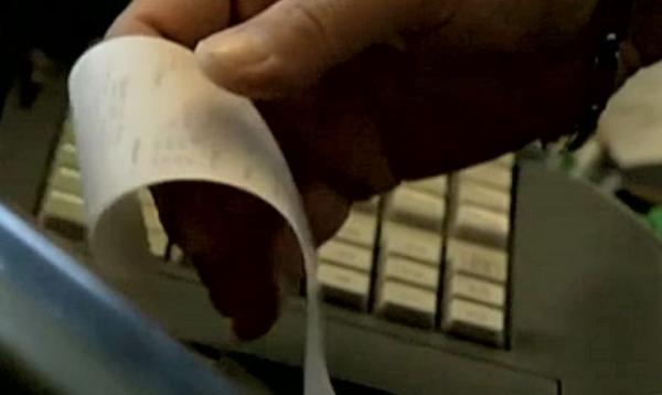 Βγαίνουν στους δρόμους οι εφοριακοί για έλεγχο αποδείξεων