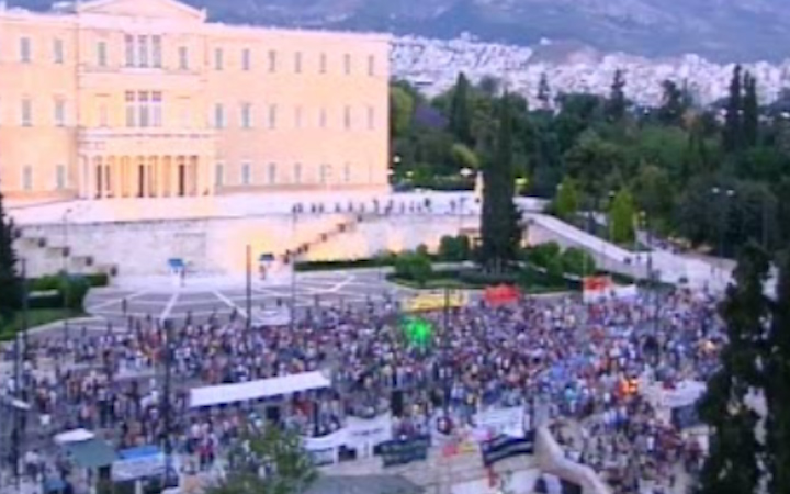 Η «αγανάκτηση» πλημμυρίζει τις πλατείες