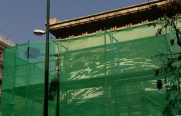 Πολυτεχνείο: Με νερό υπό πίεση άρχισαν να σβήνουν το γκράφιτι