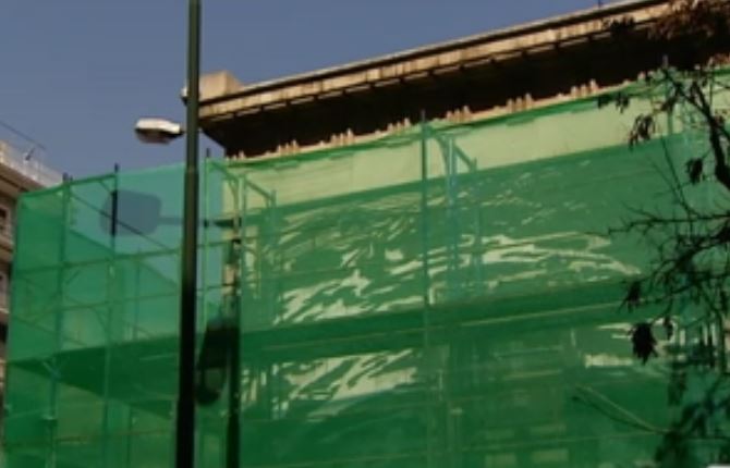 Πολυτεχνείο: Με νερό υπό πίεση άρχισαν να σβήνουν το γκράφιτι