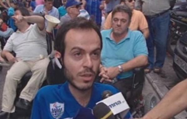 Διαμαρτυρία ατόμων με ειδικές ανάγκες έξω από το υπουργείο Οικονομικών