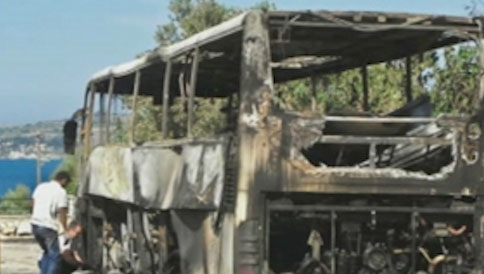 Αγνωστοί έκαψαν το πούλμαν της ομάδας πόλο του Ολυμπιακού στην Κεφαλονιά