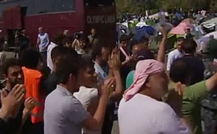 Αρνούνται να εγκαταλείψουν το λιμάνι του Πειραιά οι πρόσφυγες