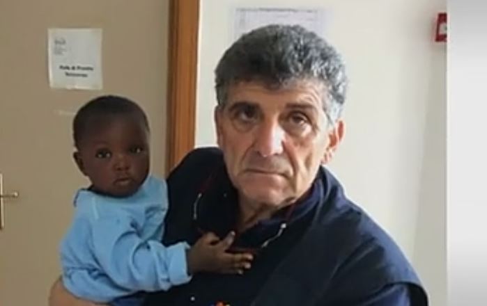 Ιταλός γιατρός θέλει να υιοθετήσει προσφυγόπουλο που έσωσε