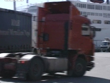 Επιστρατεύτηκαν οι απεργοί ιδιοκτήτες βυτιοφόρων και φορτηγών