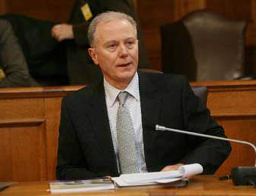 Ζητά μαχαίρι στις δαπάνες