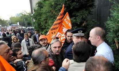 Αφέθηκαν ελεύθεροι οι 3 κατηγορούμενοι για την επίθεση στον Γερμανό πρόξενο