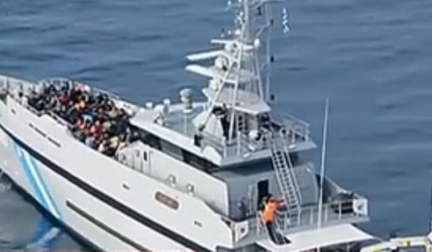 Βίντεο του λιμενικού δείχνει τη διάσωση δεκάδων προσφύγων ανοιχτά της Λέσβου