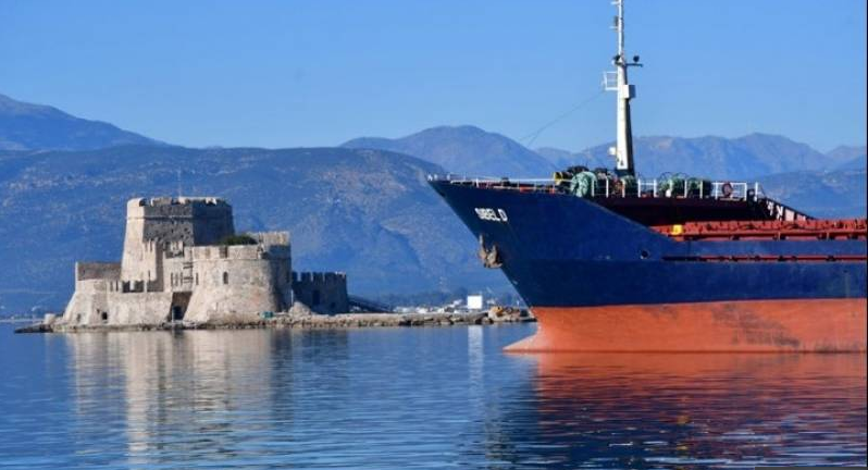 Ναύπλιο: Αποκολλήθηκε το φορτηγό πλοίο που είχε προσαράξει σε αβαθή του λιμένος