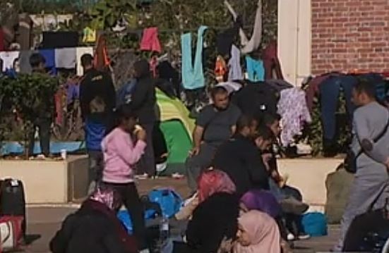 Εθελοντές βοηθούν τους πρόσφυγες