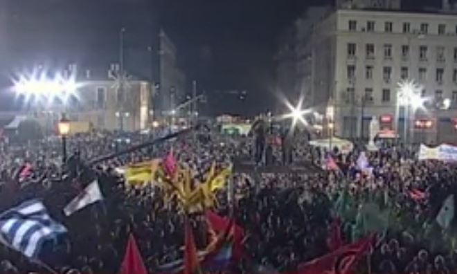 Κόσμος έχει συγκεντρωθεί στα Προπύλαια όπου περιμένουν τον Αλ.Τσίπρα