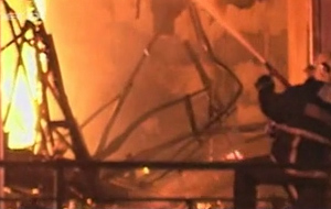 Κτίρια καίγονται στο κέντρο της Αθήνας