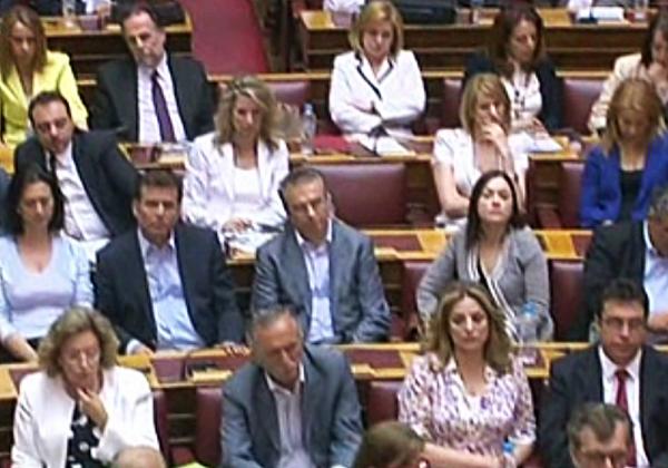 Αντιπαράθεση μεταξύ Ραγκούση και βουλευτών για τα ταξί