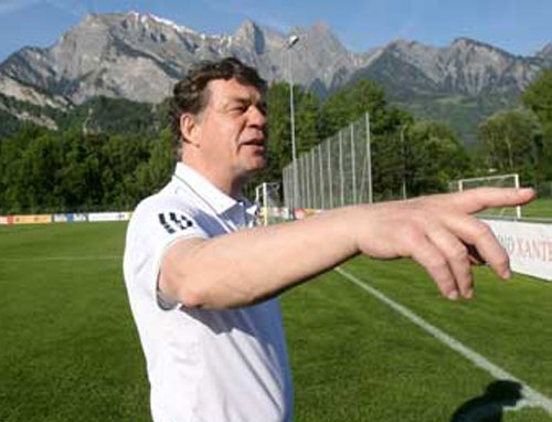 Γερή άμυνα και γκολ η επιθυμία του Ρεχάγκελ για την εθνική