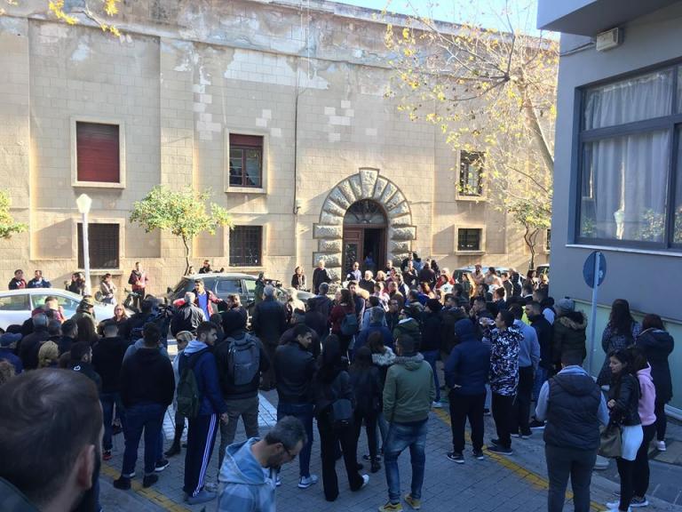 Δολοφονία φοιτήτριας : Οργισμένο πλήθος επιτέθηκε στους κατηγορούμενους