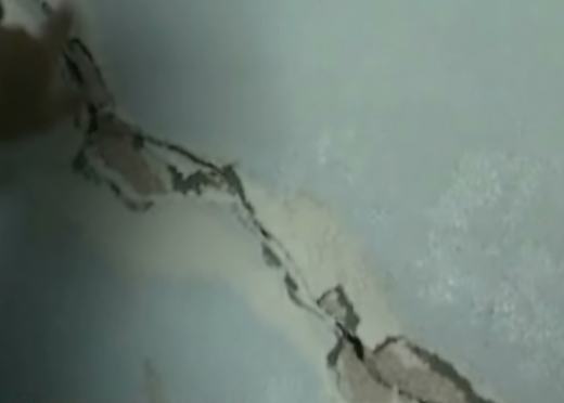 Ρήγμα απειλεί να «καταπιεί» σπίτια στην Κοζάνη