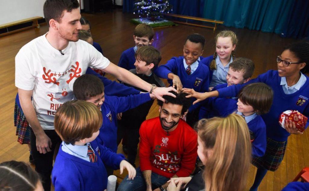 Η έκπληξη των Σαλάχ, Σακίρι, Ρόμπερτσον σε σχολείο του Λίβερπουλ