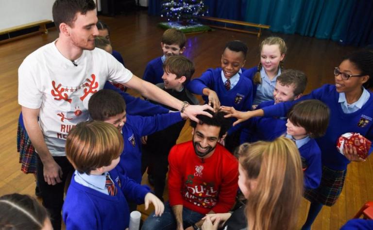 Η έκπληξη των Σαλάχ, Σακίρι, Ρόμπερτσον σε σχολείο του Λίβερπουλ