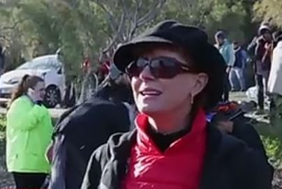 Η Σούζαν Σάραντον υποδέχεται τους πρόσφυγες στη Λέσβο