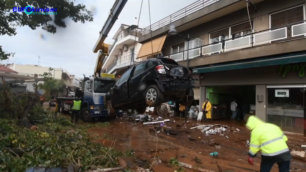 Οι κάτοικοι της Μάνδρα προσπαθούν να επουλώσω τις πληγές τους από την φονική πλημμύρα