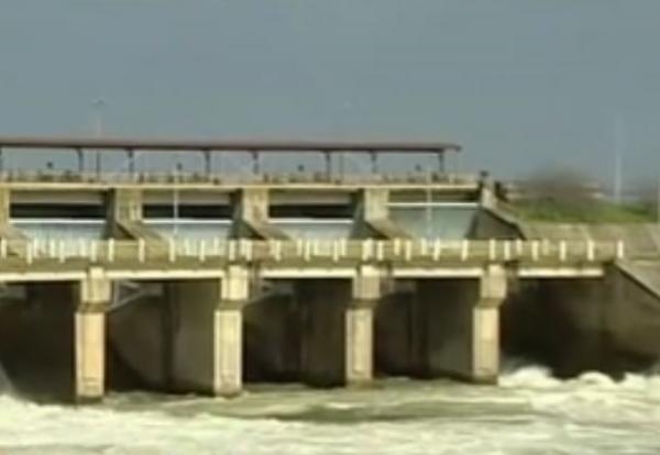 Σέρρες: «Οχυρώνονται» οικισμοί από τα ορμητικά νερά του Στρυμόνα