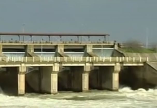 Σέρρες: «Οχυρώνονται» οικισμοί από τα ορμητικά νερά του Στρυμόνα