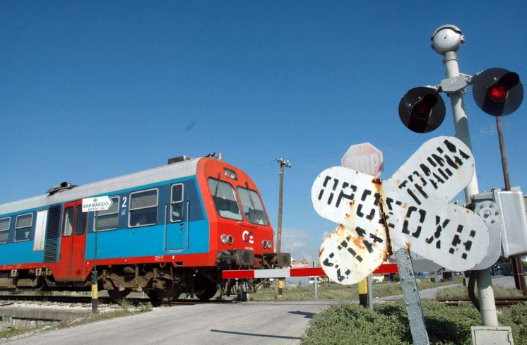 Νεκρός οδηγός τρακτέρ που συγκρούστηκε με επιβατική αμαξοστοιχία