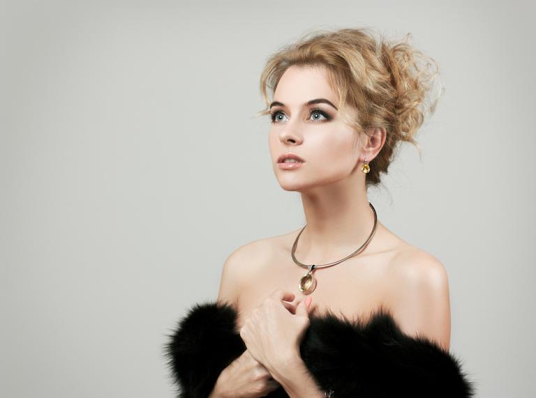 Λαμπερό μακιγιάζ για τις γιορτινές ημέρες