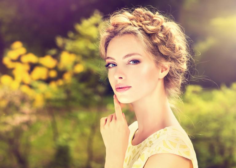 Επτά υπέροχα χτενίσματα που μπορείτε να κάνετε αυτές τις γιορτές