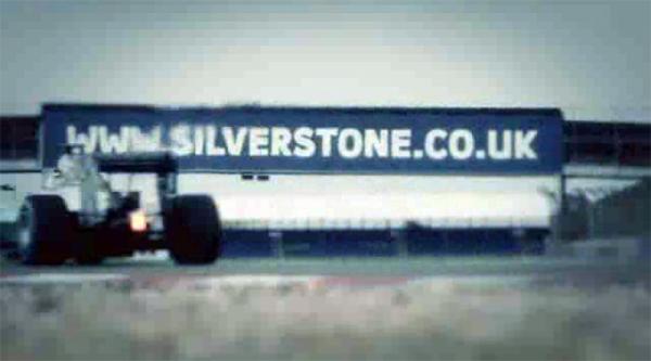 Ο Lewis Hamilton μάς ξεναγεί στην πίστα του Silverstone