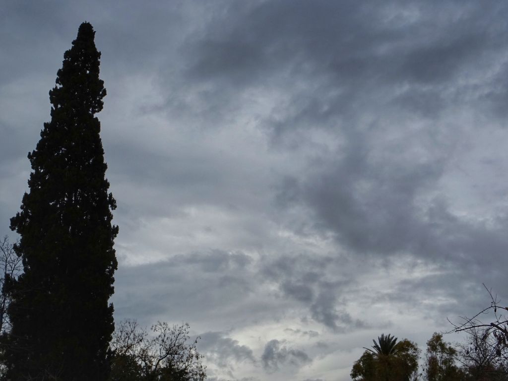 Γιατί αυξάνονται συνεχώς τα σύννεφα πάνω από την Αθήνα