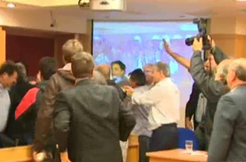 Μέλη της ΠΟΕ-ΟΤΑ προπηλάκισαν τον Γ.Καμίνη