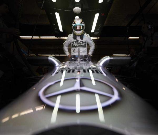 Ο Lewis Hamilton μας ξεναγεί στην πίστα του Interlagos