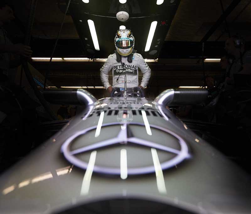 Ο Lewis Hamilton μας ξεναγεί στην πίστα του Interlagos