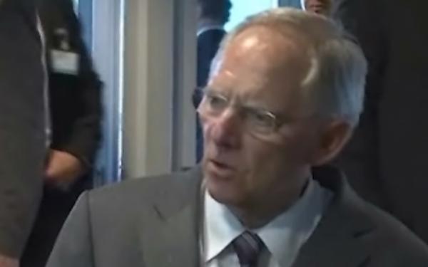 Σόιμπλε: «Αν δεν βοηθήσουμε την Ελλάδα, θα χρεοκοπήσει»