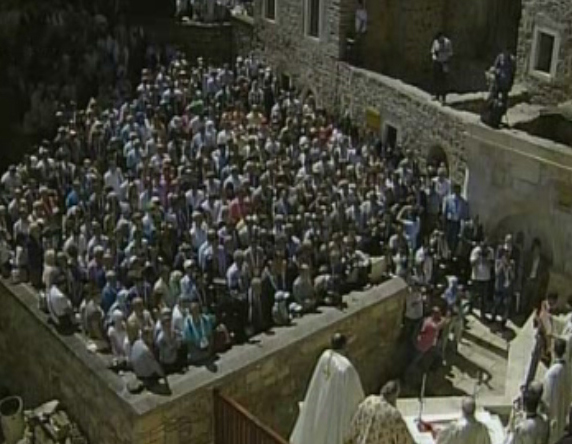 Χιλιάδες πιστοί έχουν συρρεύσει στην ιστορική μονή Παναγία Σουμελά