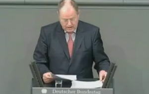 Για αναβλητικότητα κατηγόρησε την Μέρκελ ο Στάινμπρουκ