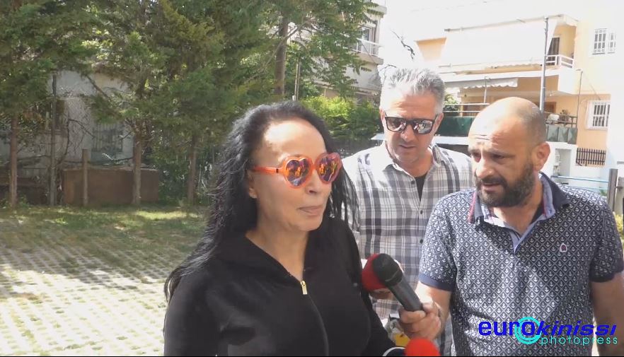 Η σύζυγος του Άκη Τσοχατζόπουλου έξω από το σπίτι της