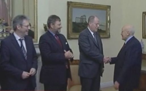 Οι επαφές του Πεερ Στάινμπρουκ στην Ελλάδα